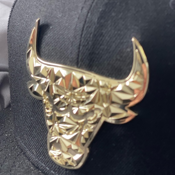 Rare Chicago Bulls Jordan Metal Gold Badge flat brim snap back hat - Picture 2 of 8